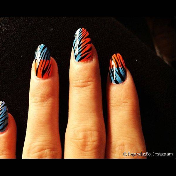 Na nail art usada pela cantora para representar ela mesma foi usado um mix de azul com vermelho e efeito zebra por cima